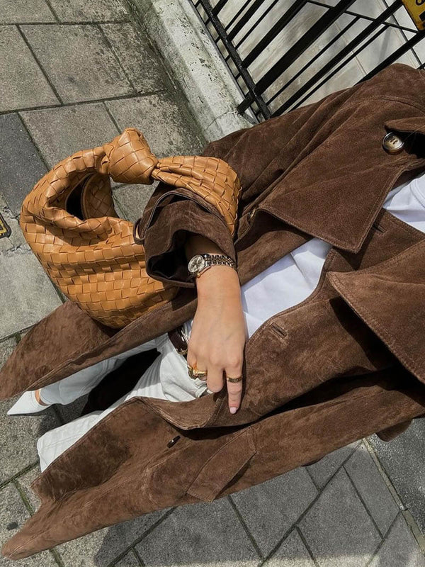 La elegante gabardina de ante suave