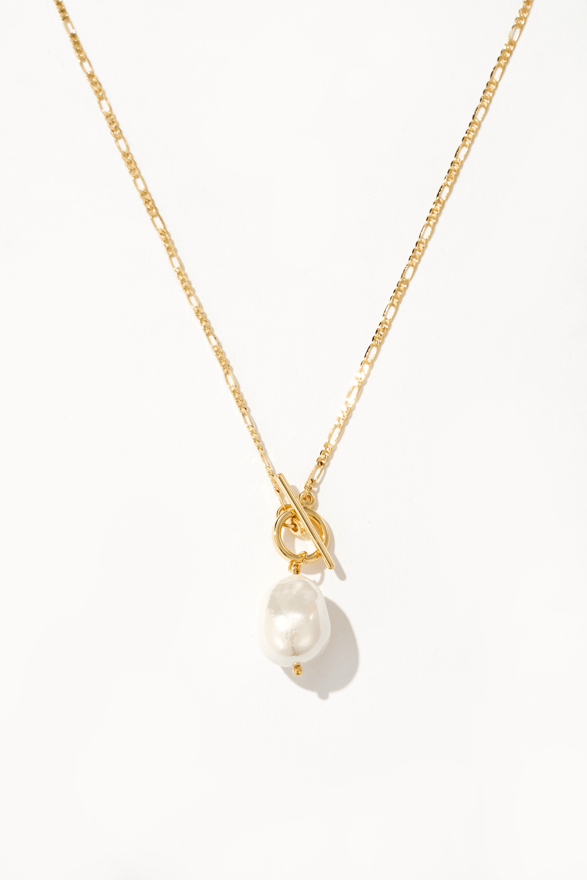 Collar Elegante con Perla Dorada