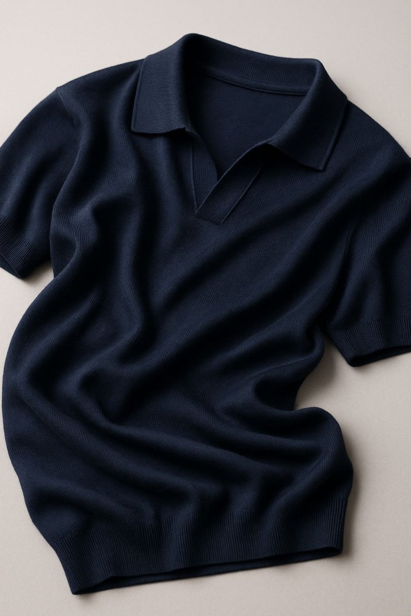 Conjunto de Camiseta Azul Marino y Pantalones Gris Claro