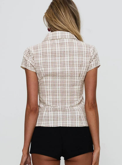 Camisa entallada de manga corta