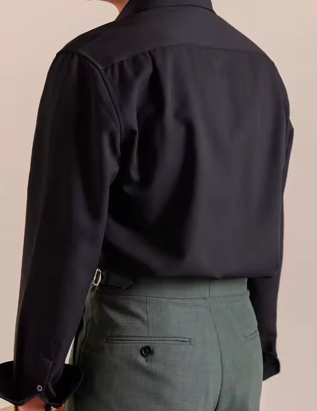 Conjunto de Camisa Negra y Pantalones Negros