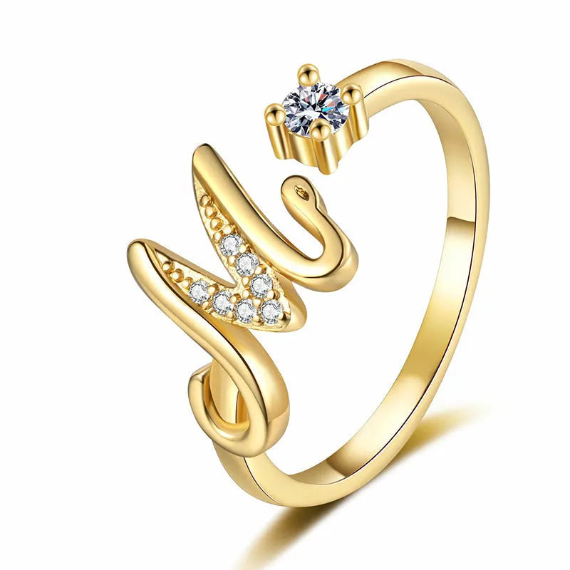 Anillo Lumévara™ de Corazón con Inicial – Personalizado y Elegante