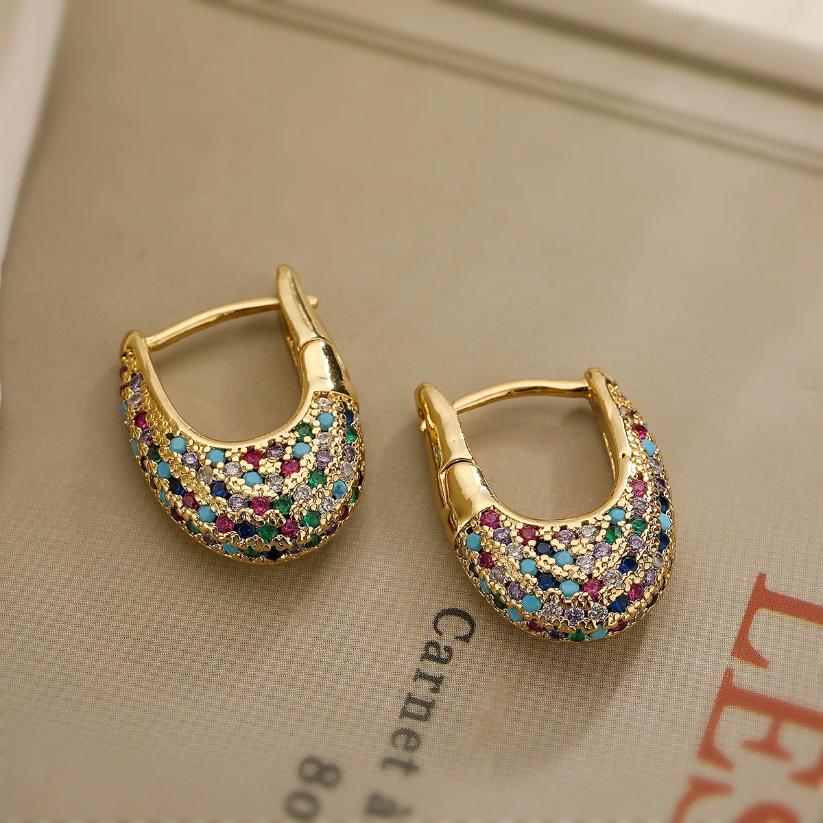 | BOUCLES D’OREILLES ÉLÉGANTES AVEC CRISTAUX COLORÉS