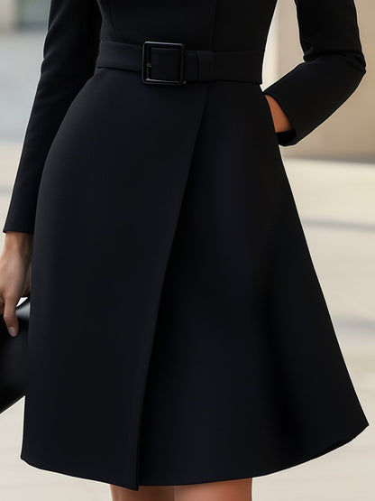 Vestido elegante con cuello subido y cinturón
