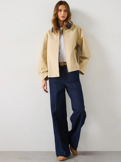 Chaqueta atemporal con cuello en contraste