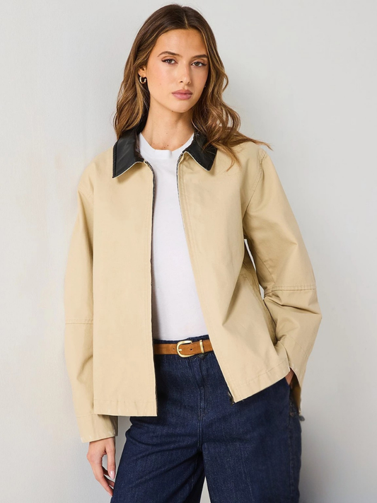 Chaqueta atemporal con cuello en contraste