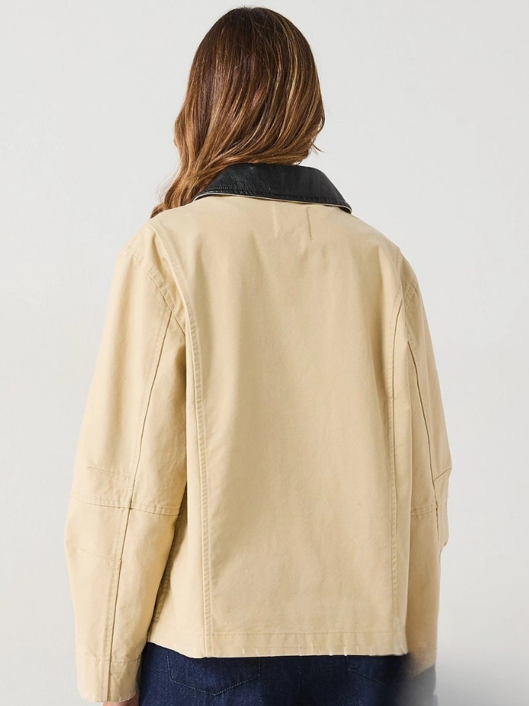 Chaqueta atemporal con cuello en contraste