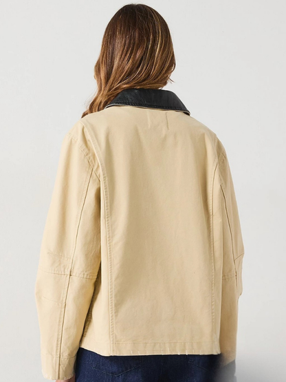 Chaqueta atemporal con cuello en contraste