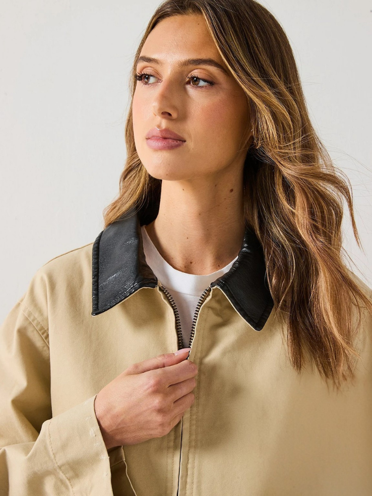 Chaqueta atemporal con cuello en contraste