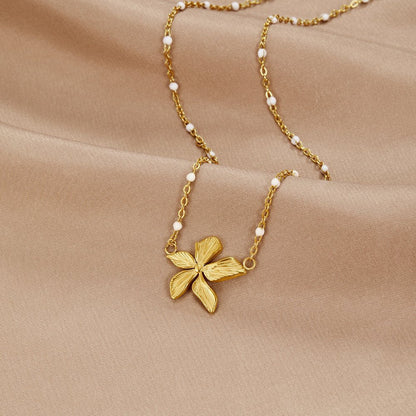 Collar Elegante con Flor Dorada